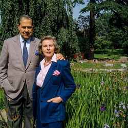 2009. Charles Pasqua et son épouse Jeanne photographiés lors d’un reportage pour Paris Match dans les jardins du musée départemental Albert-Kahn à Boulogne-Billancourt.