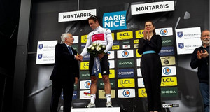Daniel Court&egrave;s, conseiller d&eacute;partemental d&eacute;l&eacute;gu&eacute; aux sports remet le maillot blanc &agrave; Luke Lamperti &agrave; l'issue de la 2e &eacute;tape du Paris-Nice