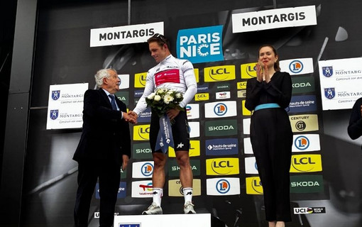 Daniel Court&egrave;s, conseiller d&eacute;partemental d&eacute;l&eacute;gu&eacute; aux sports remet le maillot blanc &agrave; Luke Lamperti &agrave; l'issue de la 2e &eacute;tape du Paris-Nice