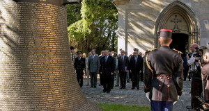 2003. Inauguration, le 20 septembre, au Mont-Valérien, de la cloche du sculpteur et plasticien Pascal Convert sur laquelle figurent les noms des otages et résistants fusillés par les Allemands, en présence du premier ministre Jean-Pierre Raffarin et de Robert Badinter, sénateur et ancien Garde des Sceaux.