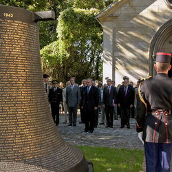 2003. Inauguration, le 20 septembre, au Mont-Valérien, de la cloche du sculpteur et plasticien Pascal Convert sur laquelle figurent les noms des otages et résistants fusillés par les Allemands, en présence du premier ministre Jean-Pierre Raffarin et de Robert Badinter, sénateur et ancien Garde des Sceaux.