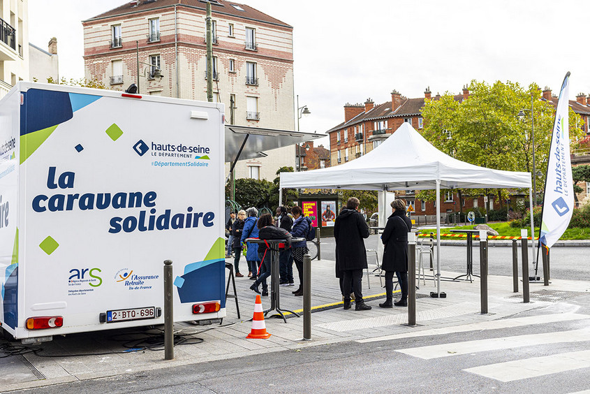 La Caravane solidaire &agrave; Suresnes en &eacute;t&eacute;. Vue du camion et d'un auvent en plein air