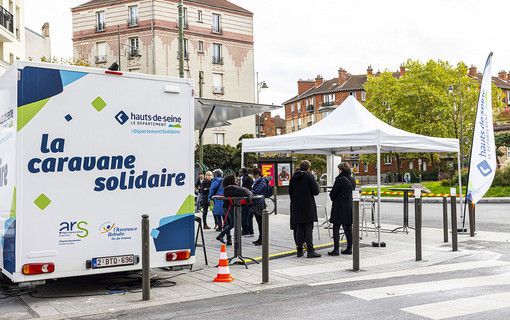 La Caravane solidaire à Suresnes en été. Vue du camion et d'un auvent en plein air