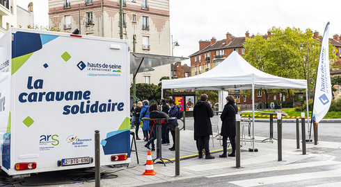 La Caravane solidaire &agrave; Suresnes en &eacute;t&eacute;. Vue du camion et d'un auvent en plein air