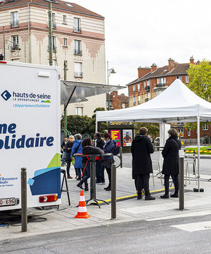 La Caravane solidaire &agrave; Suresnes en &eacute;t&eacute;. Vue du camion et d'un auvent en plein air