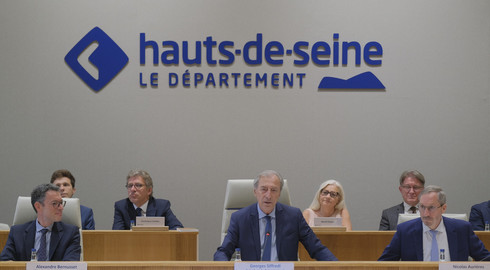Georges Siffredi, pr&eacute;sident du D&eacute;partement, si&eacute;geant en s&eacute;ance publique aux c&ocirc;t&eacute;s de l'administration d&eacute;partementale.