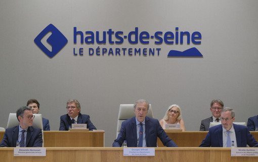 Georges Siffredi, pr&eacute;sident du D&eacute;partement, si&eacute;geant en s&eacute;ance publique aux c&ocirc;t&eacute;s de l'administration d&eacute;partementale.