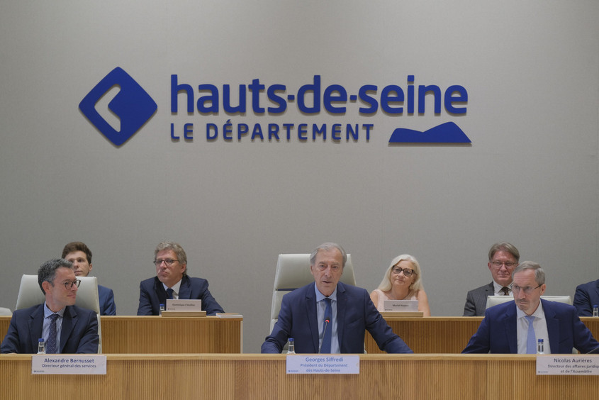 Georges Siffredi, président du Département, siégeant en séance publique aux côtés de l'administration départementale.