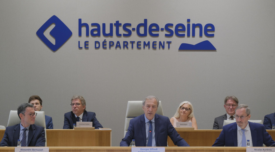 Georges Siffredi, pr&eacute;sident du D&eacute;partement, si&eacute;geant en s&eacute;ance publique aux c&ocirc;t&eacute;s de l'administration d&eacute;partementale.