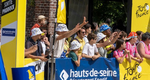 Le public sur le sroutes du Tour de France devant un panneau Hauts-de-Seine
