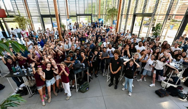 Photo de groupe vue du haut des &eacute;l&egrave;ves r&eacute;comp&eacute;s&eacute;s lors de la c&eacute;r&eacute;monie