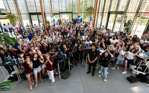 Photo de groupe vue du haut des &eacute;l&egrave;ves r&eacute;comp&eacute;s&eacute;s lors de la c&eacute;r&eacute;monie