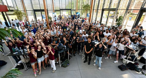 Photo de groupe vue du haut des &eacute;l&egrave;ves r&eacute;comp&eacute;s&eacute;s lors de la c&eacute;r&eacute;monie