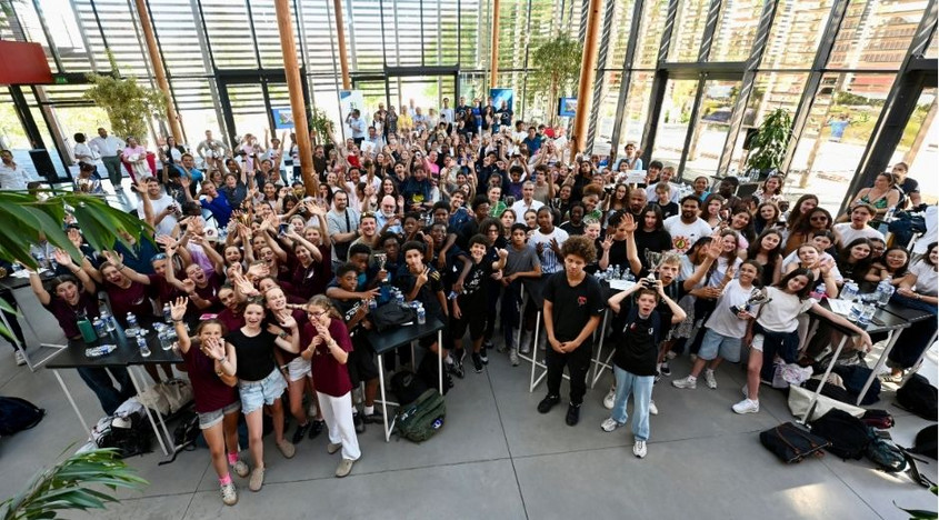 Photo de groupe vue du haut des &eacute;l&egrave;ves r&eacute;comp&eacute;s&eacute;s lors de la c&eacute;r&eacute;monie