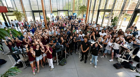 Photo de groupe vue du haut des &eacute;l&egrave;ves r&eacute;comp&eacute;s&eacute;s lors de la c&eacute;r&eacute;monie