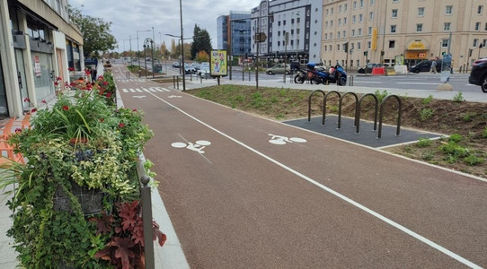 Une piste cyclable aménagée et sécurisée sur la RD985 à Suresnes
