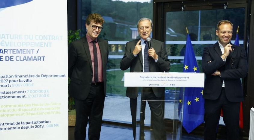 Georges Siffredi, Président du Département, Yves Coscas, Maire de Clamart et Jean-Didier Berger, député, signant le 4e contrta de développement.