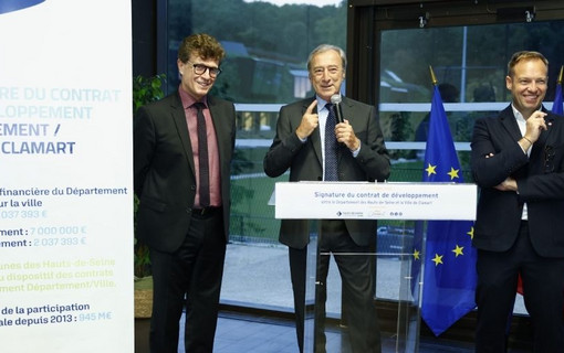 Georges Siffredi, Président du Département, Yves Coscas, Maire de Clamart et Jean-Didier Berger, député, signant le 4e contrta de développement.