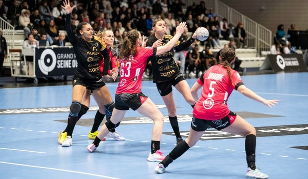 Les joueuses de Paris 92, le club de handball des Hauts-de-Seine, en match.