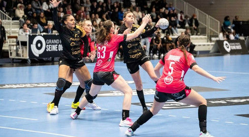 Les joueuses de Paris 92, le club de handball des Hauts-de-Seine, en match.