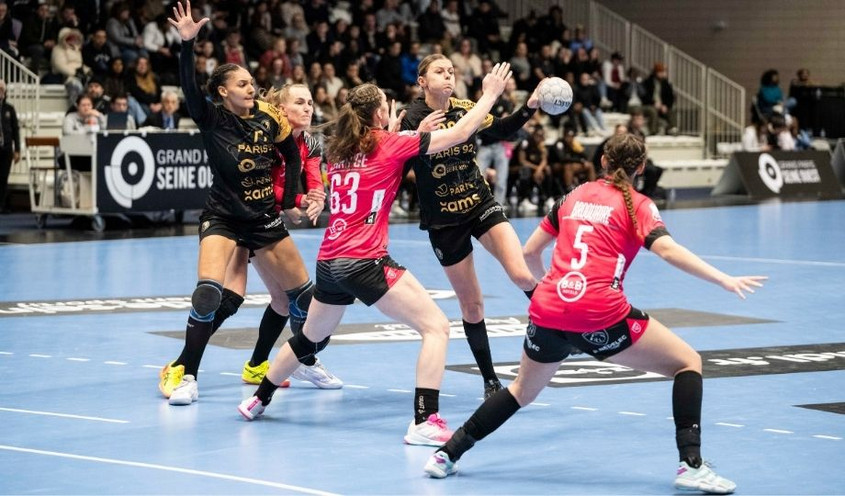 Paris 92 lors du match face à Brest en janvier 2025 Action des joueuses de Paris 92 face à Brest