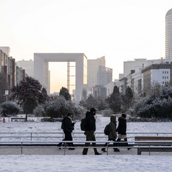 Les Terrasses de La D&eacute;fense sous la neige dans le prolongement de La Grande Arche 