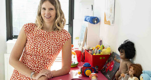 Océane Guers, accoudée sur une table couverte de jouets, Antony, SST13
