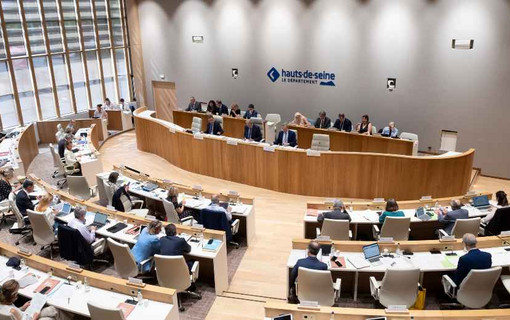 Les &eacute;lus du D&eacute;partement des Hauts-de-Seine r&eacute;unis en s&eacute;ance publique &agrave; l'h&eacute;micycle du D&eacute;partement.