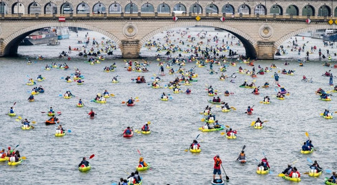 Vue du d&eacute;part de la TraverSeine avec l'ensemble des embarcations au parc nautique d&eacute;partemental de l'&Icirc;le de Monsieur