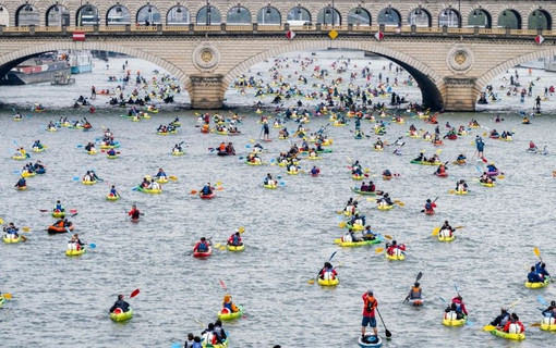 Vue du d&eacute;part de la TraverSeine avec l'ensemble des embarcations au parc nautique d&eacute;partemental de l'&Icirc;le de Monsieur