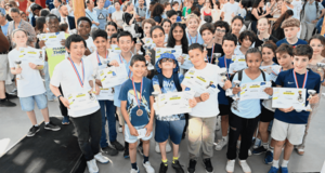 Les collégiens des Hauts-de-Seine récompensés pour la Dictée du Tour prennent la pause avec leur diplôme et leur médaille