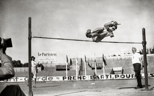 LE DEPARTEMENT PRESENTE SPORTS EN SEINE. HISTOIRES DE CHAMPIONS D HIER ET DE DEMAIN L EXPOSITION PHOTOGRAPHIQUE GRAND FORMAT. DU 20 JUIN AU 20 DECEMBRE AUX PARCS DEPARTEMENTAUX DE SCEAUX ET DES CHANTERAINES A VILLENEUVE-LA-GARENNE