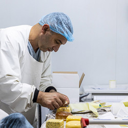 Un homme prépare des fromages