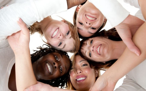 Visages de femmes vus du bas