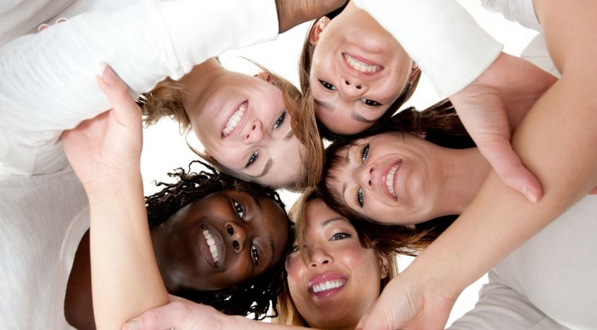 Visages de femmes vus du bas