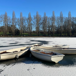 Les barques du Grand Canal du domaine d&eacute;partemental de Sceaux sous la neige