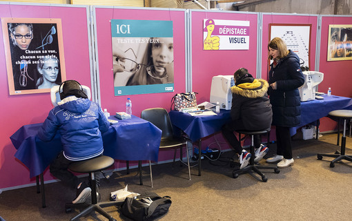 Jeunes assis de dos devant des stands de d&eacute;pistage sant&eacute;, dans le hall du gymnase Pierre B&eacute;r&eacute;govoy de Ch&acirc;tenay-Malabry