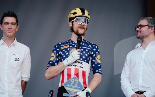 Quinn Simmons, sur le podium aux côtés de Pierre Rolland et de Julien Rouet