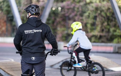 Jeune encadré par un éducateur sur l'activité BMX