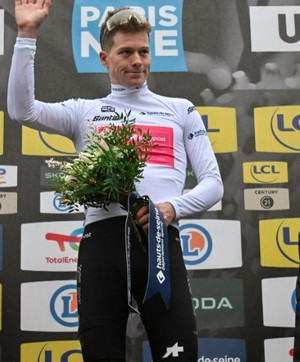 &Eacute;ric Bachoffer, directeur-adjoint de la direction des sports du D&eacute;partement des Hauts-de-Seine a remis le maillot blanc &agrave; Georg Steinhauser.