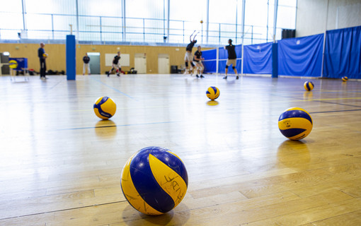 ballon de volley-ball sur terrain de volley