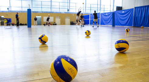 ballon de volley-ball sur terrain de volley