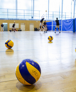 ballon de volley-ball sur terrain de volley