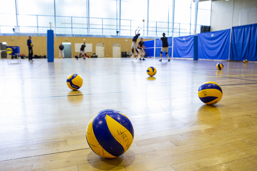ballon de volley-ball sur terrain de volley
