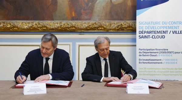 Georges Siffredi, président du Département, et Éric Berdoati, maire de Saint-Cloud, signant le contrat de développement 2025-2027.