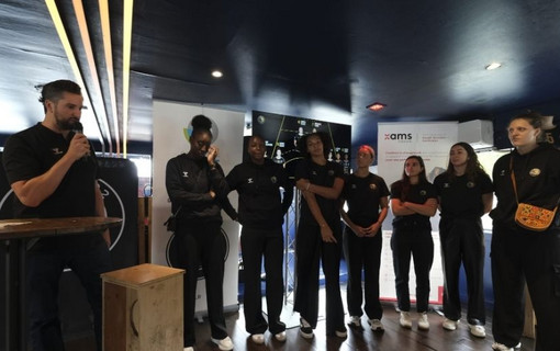 Le coach et les joueuses de Paris 92 lors de l aprésentation de l'équipe