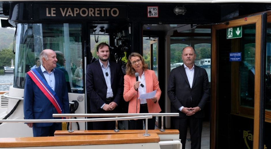  Marie-No&euml;lle Charoy, conseill&egrave;re d&eacute;partementale, inaugure la navette fluviale aux c&ocirc;t&eacute;s de Yves r&eacute;villon, vice-pr&eacute;sident du D&eacute;partement et Thierry Lef&egrave;vre maire d'Issy-les-Moulineaux.