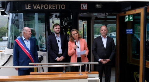  Marie-No&euml;lle Charoy, conseill&egrave;re d&eacute;partementale, inaugure la navette fluviale aux c&ocirc;t&eacute;s de Yves r&eacute;villon, vice-pr&eacute;sident du D&eacute;partement et Thierry Lef&egrave;vre maire d'Issy-les-Moulineaux.