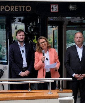  Marie-No&euml;lle Charoy, conseill&egrave;re d&eacute;partementale, inaugure la navette fluviale aux c&ocirc;t&eacute;s de Yves r&eacute;villon, vice-pr&eacute;sident du D&eacute;partement et Thierry Lef&egrave;vre maire d'Issy-les-Moulineaux.