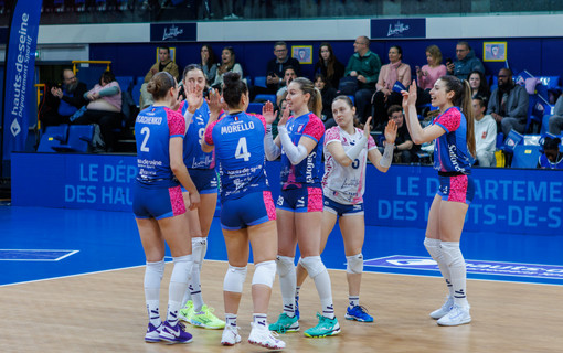 Les joueuses se félicitant après une victoire de set